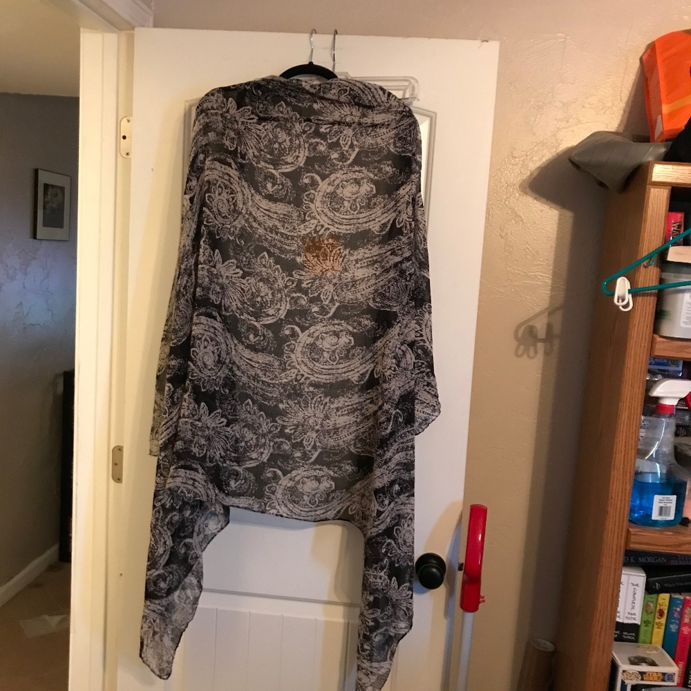 Black/cream paisley scarf/wrap 40x70